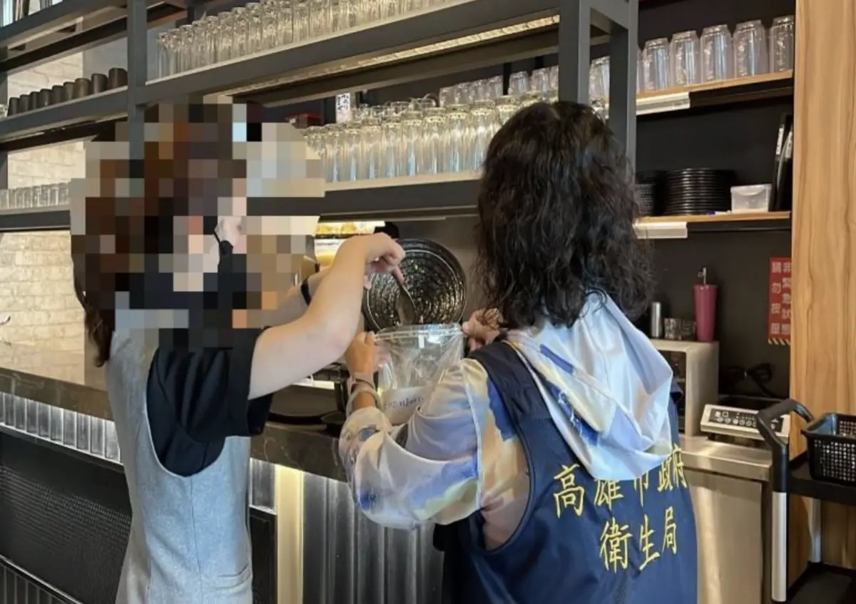 ▲必比登名店「貳哥食堂」因儲放過期食品，遭衛生局開罰6萬元；「廖記米糕」則是店內使用的辣椒醬被查到防腐劑超標，衛生局已請供應商轄管衛生局依法處辦。（圖／翻攝畫面）