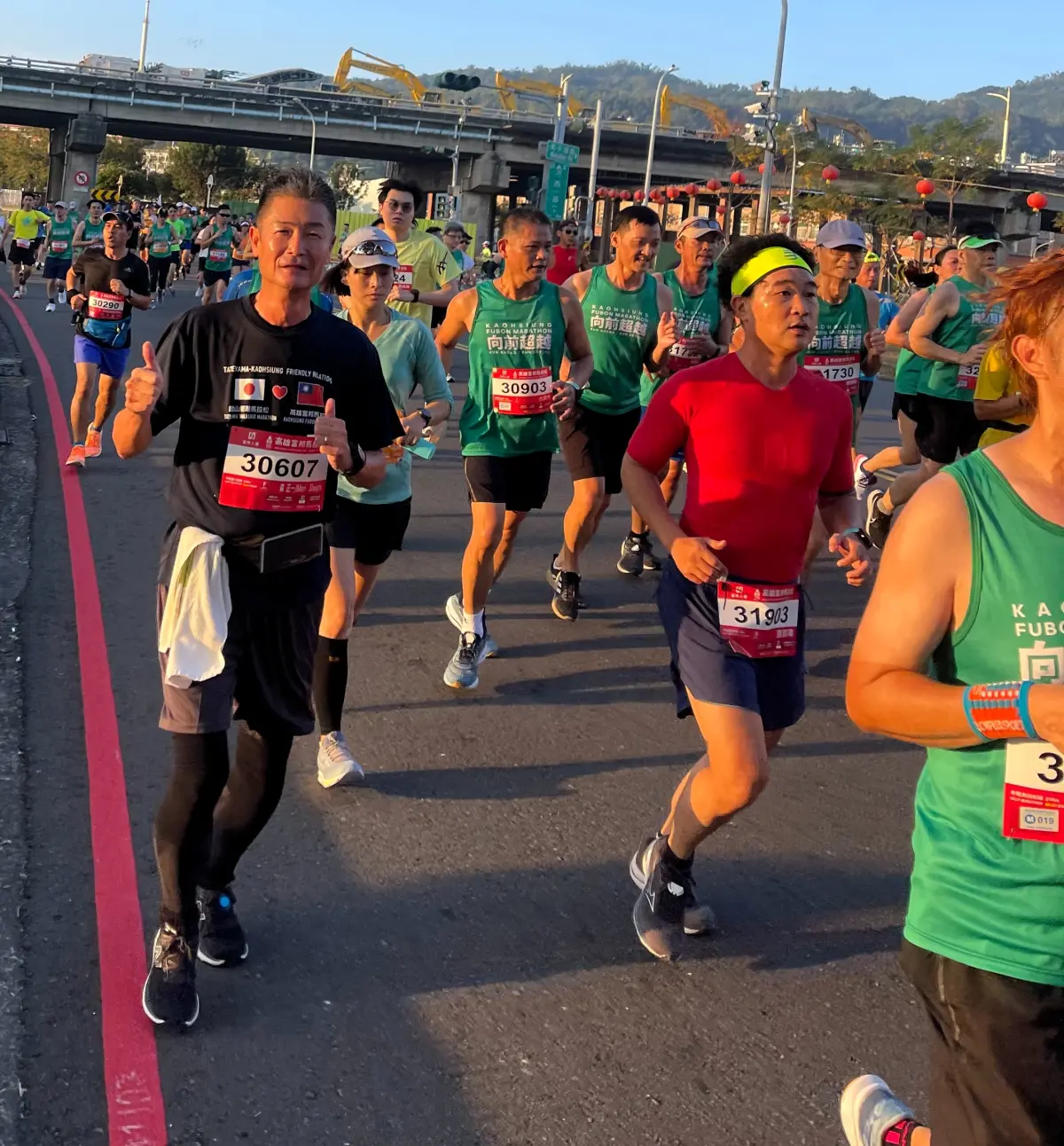 ▲醫護鐵人陪跑建功，市長完成初半馬與團隊五人全數完賽。（圖／高雄馬拉松提供）