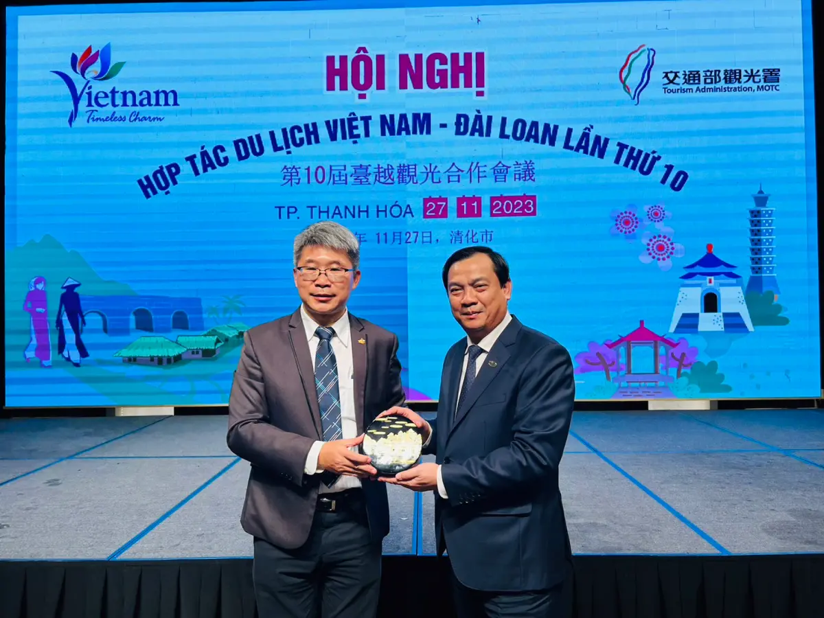 ▲台中市觀旅局副局長陳育正，在第10屆台越觀光合作會議中，致贈漆器及糕餅給越南國家旅遊局阮重慶局長。（圖／中市觀旅局提供）