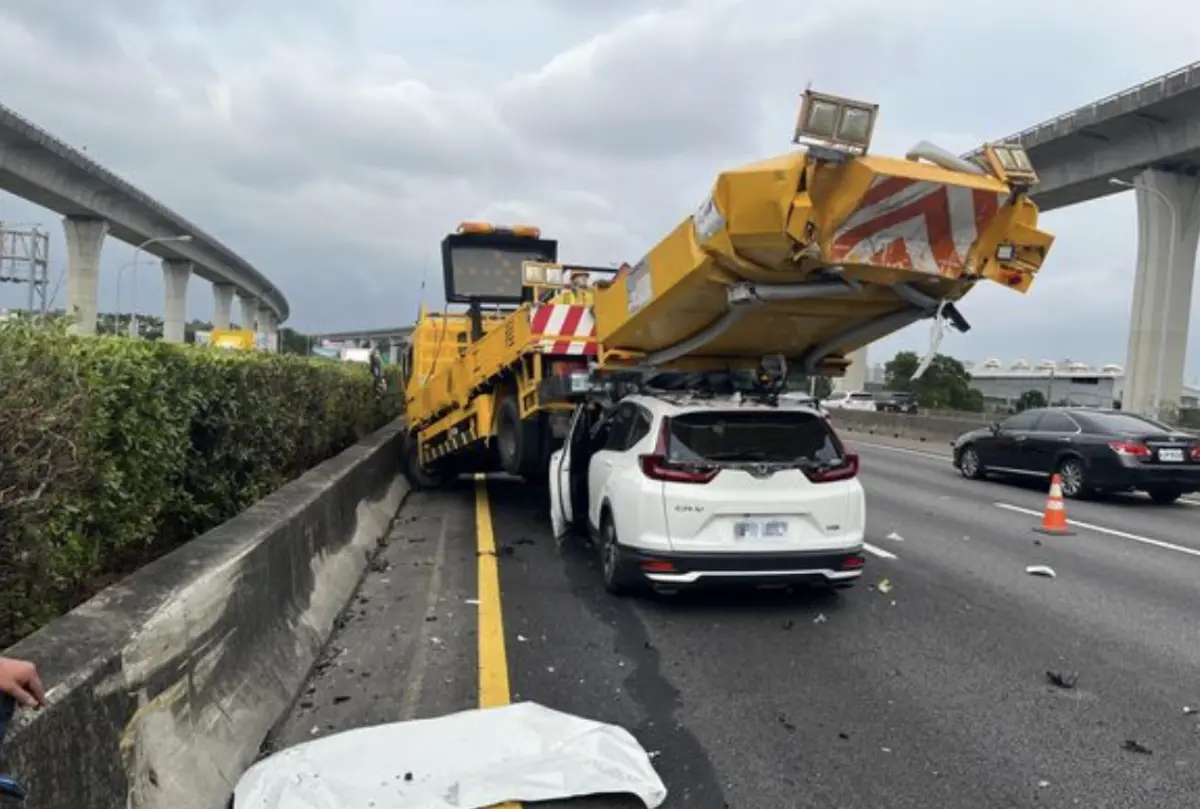 ▲國道1號北上65公里處平鎮路段發生追撞事故，一輛白色自小客車駕駛疑似開啟輔助系統功能，沒注意到內側車道上有一輛緩撞工程車正在作業，直接從後方猛撞，整輛緩撞車遭「鏟起」，所幸無人受傷。（圖／翻攝畫面）