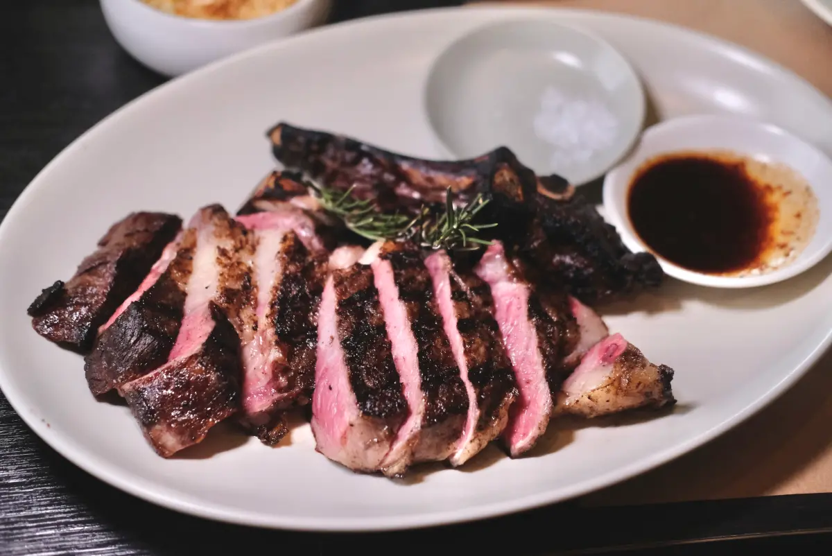 ▲米其林星級名廚林明健旗下餐廳WILDWOOD原木燒烤牛排海鮮餐廳，將於12月23日至25日推出《節慶限定 – 歡頌耶誕盛宴》，以原木燒烤技法，打造包括美國頂級乾式熟成28日帶骨肋眼牛排等肉類排餐套餐饗宴。（圖／記者葉盛耀）