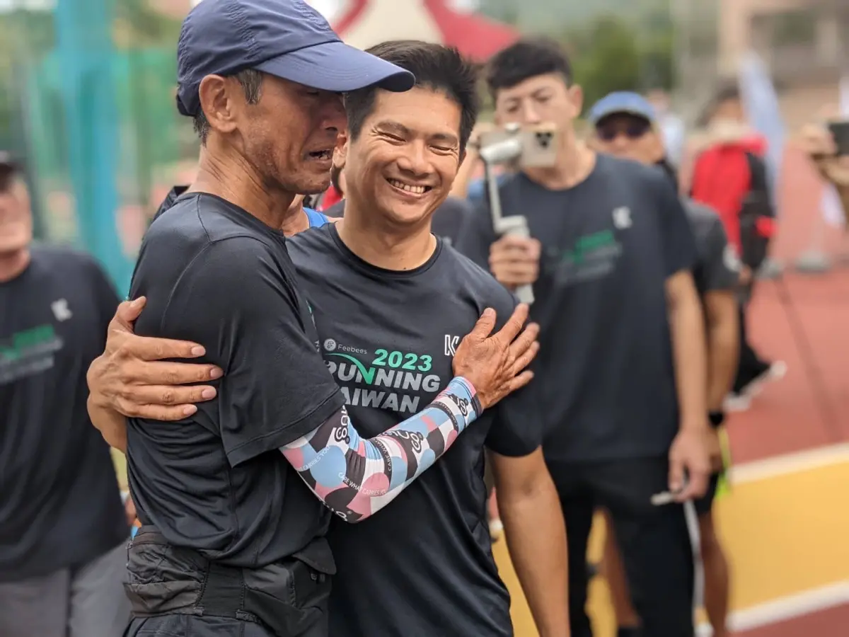 ▲日本超馬選手關家良一花17天跑步環台 最後一哩路感性淚崩。（圖／Feebees赤足襪鞋提供）