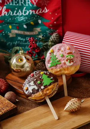 ▲浮誇系甜點則有和孩童臉一般大的「草莓聖誕棒棒糖」與「巧克力聖誕棒棒糖」，以大理石麵包體改良。（圖／「普諾麵包坊．忠孝店」提供）