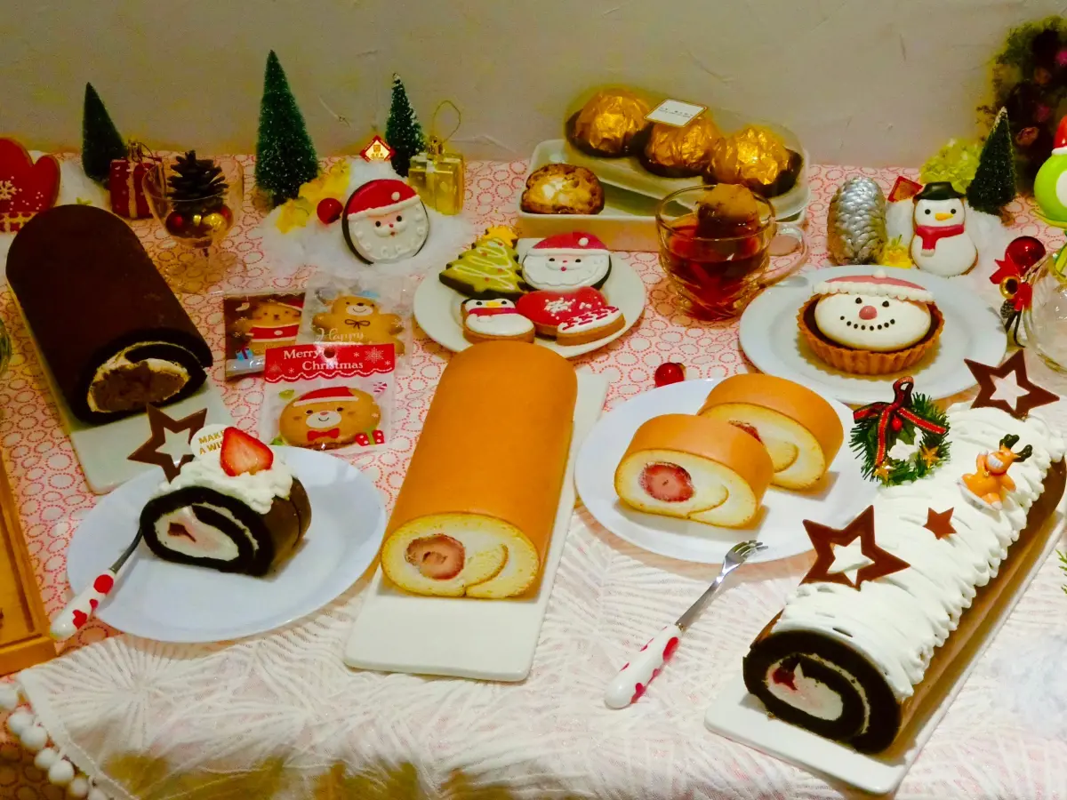 ▲亞尼克配合草莓季及聖誕節，推出了草莓系列、巧克力系列甜點。（圖／實習記者曾郁淇攝）