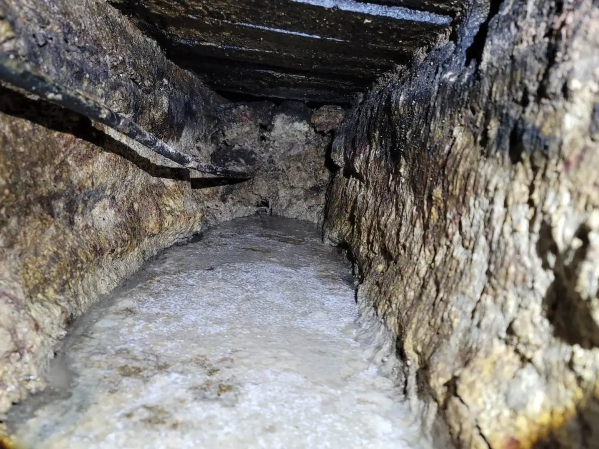 ▲議員張芬郁表示，大里霧峰生活廢水排入雨水下水道，油污泥塊造成排水溝阻塞案例不勝枚舉(圖／張芬郁提供2023.11.30)　