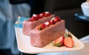 ▲「開心果草莓蛋糕」是以冬季盛產的草莓為基底，內餡擠入草莓杏桃醬等。（圖／記者葉盛耀攝）