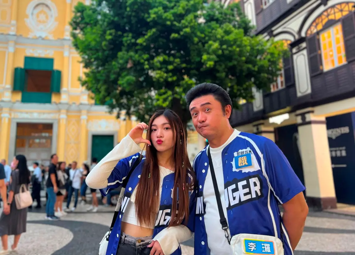 ▲李㼈（右）帶著女兒紫嫣上中視《飢餓遊戲》，竟隨身攜帶兩大疊、目測有10萬元的鈔票在身上，王仁甫搞笑說是「要放款給我」。（圖／中視提供）