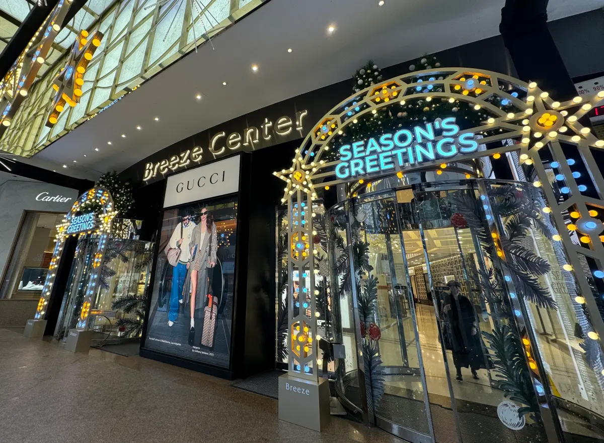 ▲微風百貨今（2023）年邀請創作歌手安吉擔任首屆聖誕音樂大使，首創在商場改播中文歌聖誕歌曲，每個整點播放一次，希望打造出全新風格搶攻年末商機。（圖／記者鍾怡婷攝）