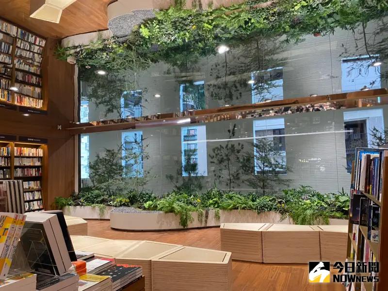 ▲台中誠品480於15日發生一起抓賊烏龍案，百貨同樣聽聞館方態度傻眼。圖為位於五樓的誠品書店。（圖／記者金武鳳攝）