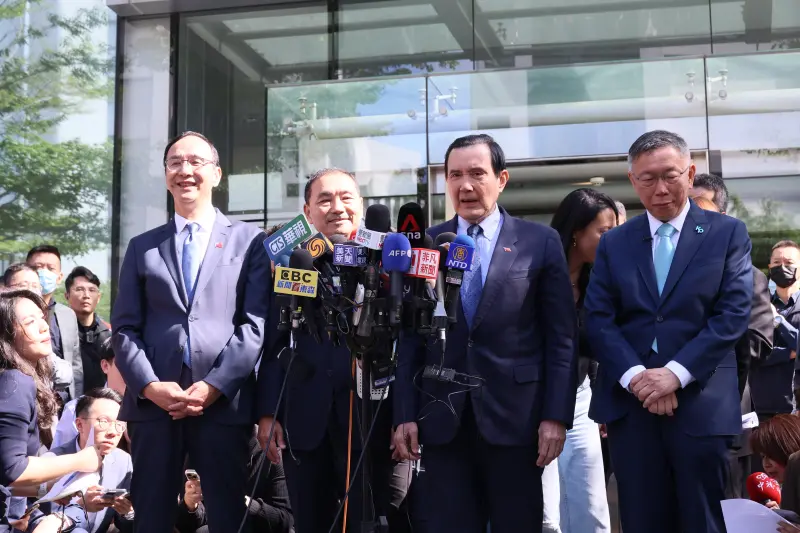    ▲「藍白合」召開政黨協商會議，前總統馬英九、時任國民黨總統候選人侯友宜、朱立倫配戴國旗胸章，柯文哲則是配戴KP胸章。（圖／NOWNEWS攝影中心）  