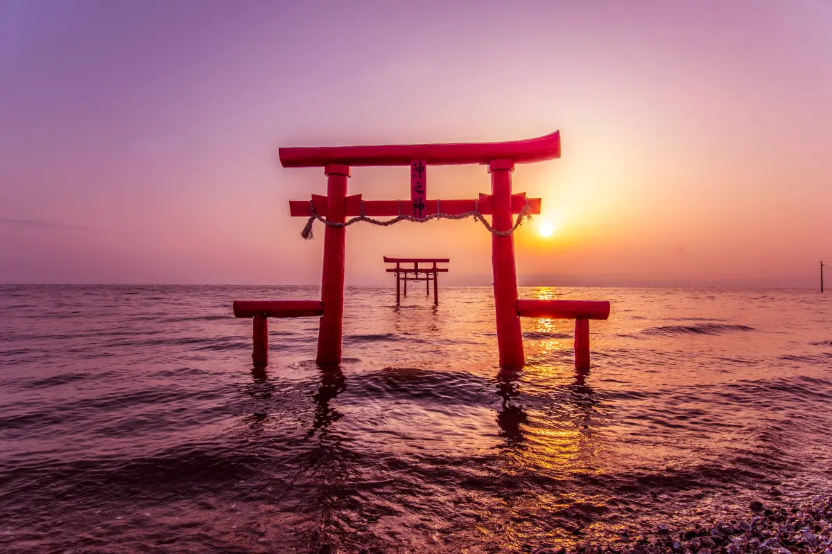 ▲太良町知名的「海中鳥居」，退潮時浮現出陸地，漲潮時沒入水中，潮差最大可高達6公尺，又被稱為「能看到月球引力的小鎮」。（圖／業者提供）