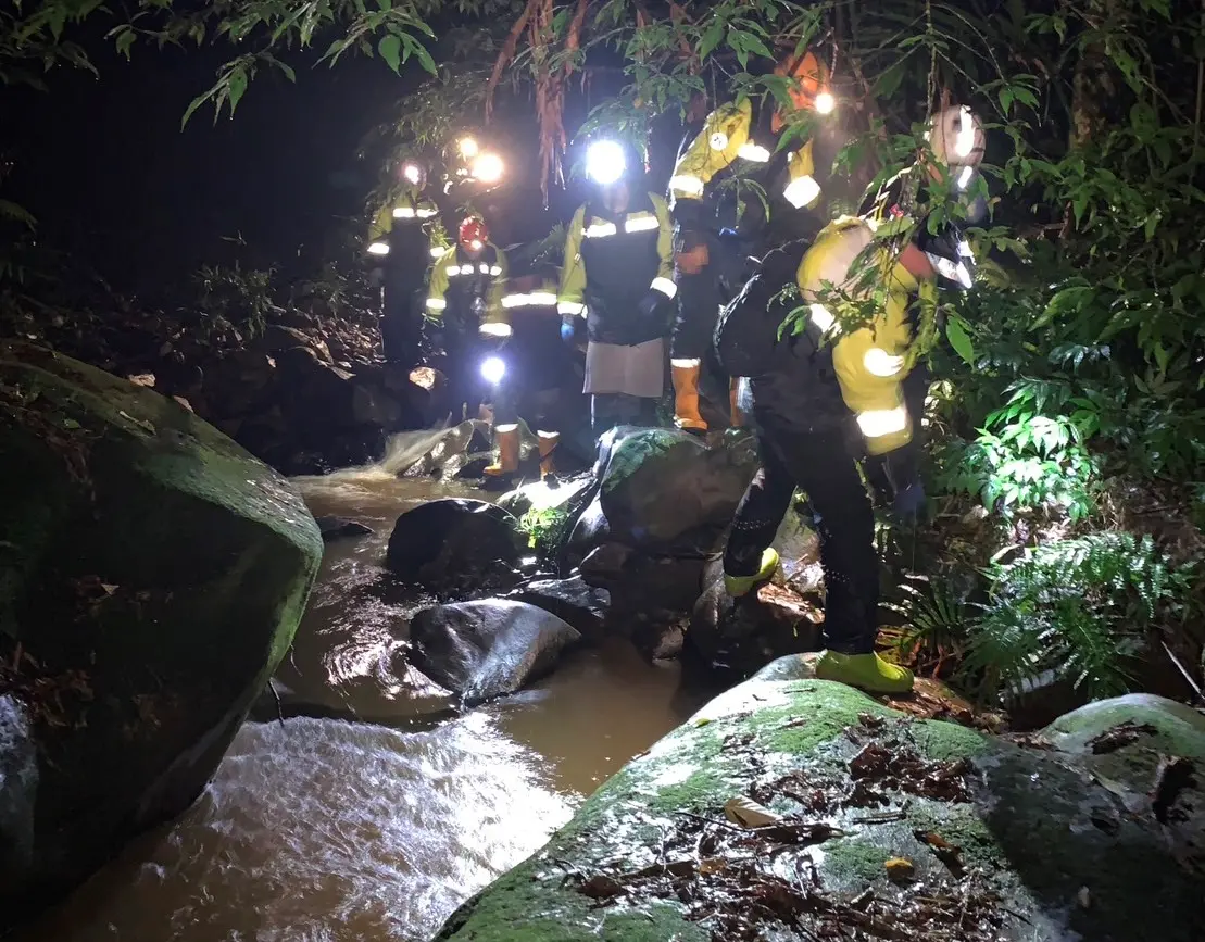 ▲警消靠報案的「一條溪」資訊找到獨自登山迷路的婦人。（圖 ／翻攝畫面）