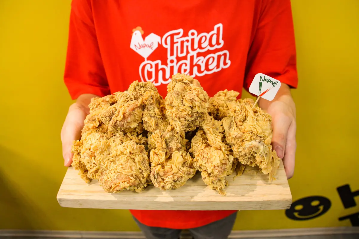 ▲拿坡里雙12搶當炸雞富翁，繼「8塊酷滋桶買一送一」再加碼一公斤腿排桶「買一送一」披薩店開賣。肯德基則推出4款「買一送一」、5塊炸雞桶套餐299元迎戰，優惠一次整理。（圖／三商餐飲提供）