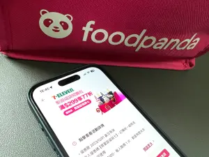 ▲foodpanda也加入福袋戰局，於今（1）天推出一日限定的優惠，輸入優惠碼【買聖誕福袋七】，訂購7-11福袋滿299元即可使用，最高可折抵100元，每人限用1次，優惠券有限量，兌完為止。（圖／記者周淑萍攝）