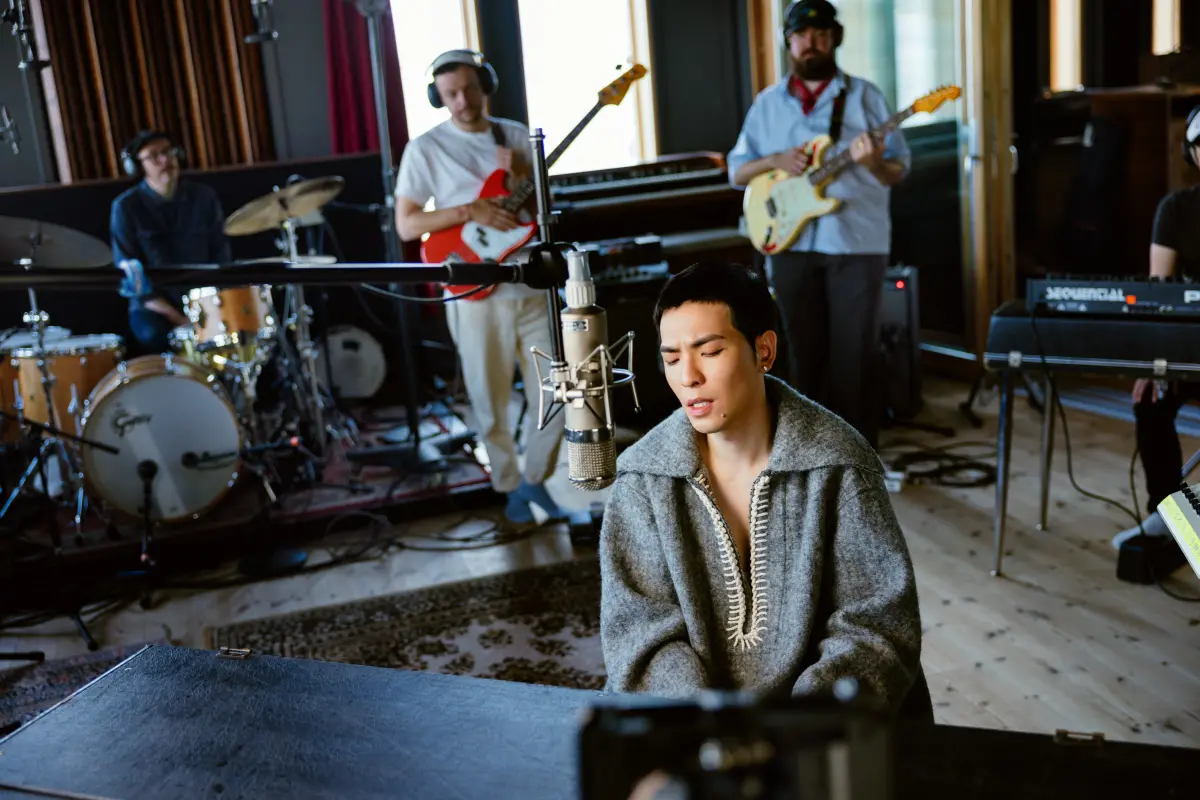 ▲蕭敬騰以情人間欲言又止的方式錄製新歌〈白夜〉，錄音過程中突然痛哭。（圖／華納音樂提供）