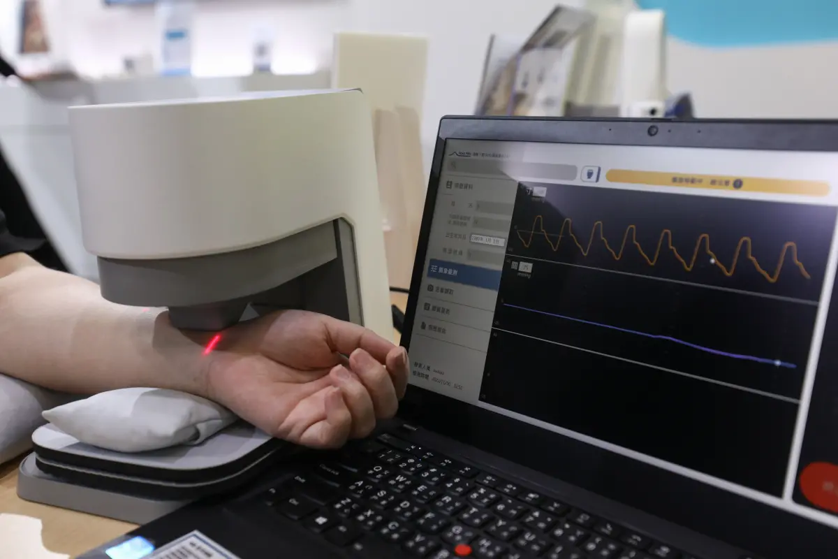 ▲友達耘康脈象檢測系統透過電腦精準控制升降系統，還原中醫師三指把脈過程的舉、按、尋手法，將脈象感受轉化成數據，未來可結合大數據分析。（圖／友達提供）