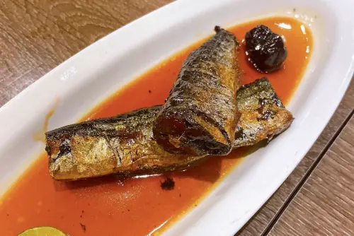 ▲「貳哥食堂」的化骨鹽燒秋刀魚。（圖／翻攝貳哥食堂google評論）