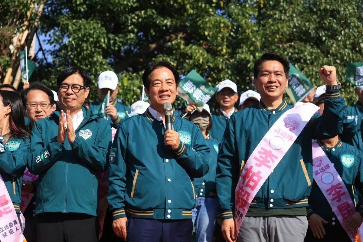 ▲左楠區立委李眉蓁控訴在郵局櫃檯發現印有民進黨立委候選人李柏毅與賴清德照片，李柏毅特別提醒市民朋友，吃飯、買菜、到郵局時千萬別忘了把文宣帶走。（圖／截自李柏毅臉書）