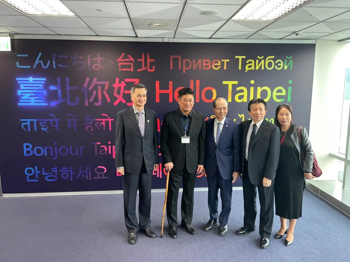 ▲王貞治（中）前往台灣松山機場，並且由辜仲諒（左二）接機歡迎他。（圖／棒協提供）