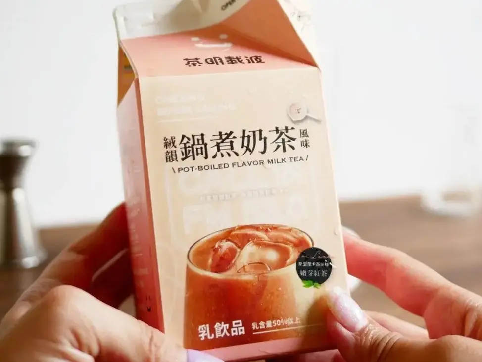 ▲炎亞綸手搖飲「茶明載波」最夯鍋煮奶茶曾上架全家。（圖／翻攝Dcard）