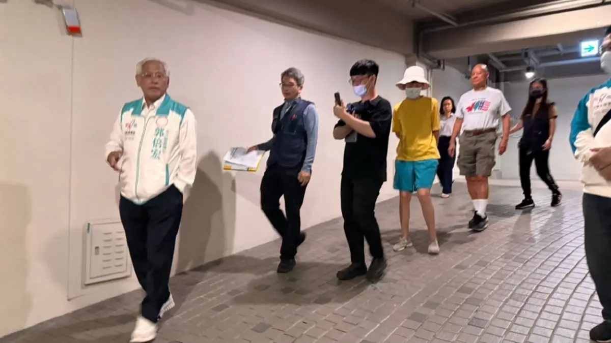 ▲郭倍宏以50年專業營造經驗至鄰近大樓社區協助驗收大樓公共設施，郭倍宏一眼就看出問題所在，並提出專業解決方案。（圖／郭倍宏競辦提供）