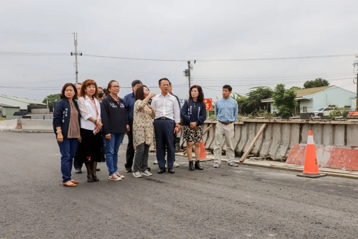 ▲嘉義縣長翁章梁偕中埔鄉長李碧雲、縣議員江季珍等人，前往至拓寬地點勘查工程進度（圖／嘉義縣政府提供）