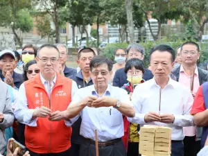 台糖董事長楊明州(中)、縣長翁章梁(右)及故宮院長蕭宗煌(左)一行人,於車站焚香恭迎開基媽聖駕(圖/嘉義縣政府提供) ▲台糖董事長楊明州(中)、縣長翁章梁(右)及故宮院長蕭宗煌(左)一行人,於車站焚香恭迎開基媽聖駕(圖/嘉義縣政府提供)