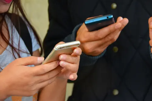 ▲紐西蘭將推動各地學校禁用手機，以消除手機對課堂秩序的干擾，讓學生專心上課，扭轉青少年讀寫能力衰退、識字率急遽下降的問題。（示意圖／翻攝自Pixabay）