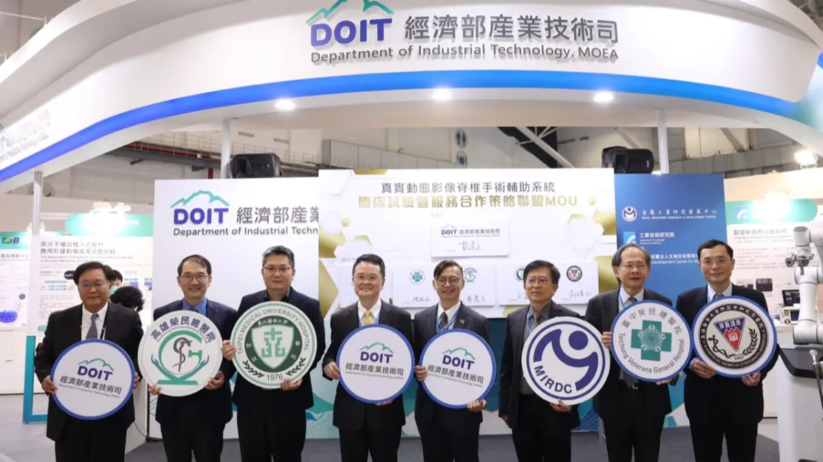 ▲在經濟部技術司的見證下，金屬中心與中榮、高榮、高醫、北醫簽署臨床試驗暨服務合作策略聯盟MOU。（圖／金屬中心提供）