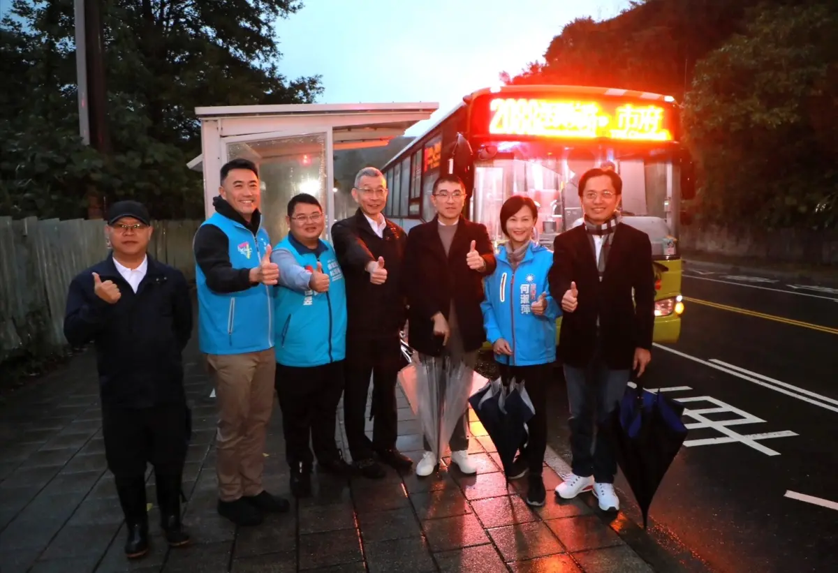 ▲謝國樑(右3)與市府官員、客運業者及民意代表試乘2088B路線客運。（圖 ／基隆市政府提供）