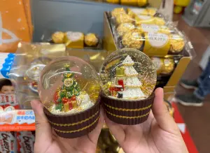 即起至12月2日前,單筆購買8條3入裝的金莎巧克力,即贈送一款水晶球。(圖/記者鍾怡婷攝) ▲即起至12月2日前,單筆購買8條3入裝的金莎巧克力,即贈送一款水晶球。(圖/記者鍾怡婷攝)