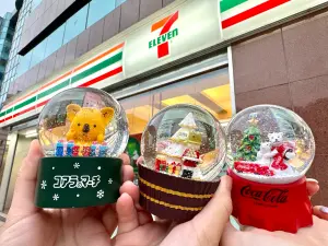 除了金莎巧克力贈品外,7-11還有可口可樂系列飲料任4瓶98元,再享水晶球加價購179元。(圖/記者鍾怡婷攝) ▲除了金莎巧克力贈品外,7-11還有可口可樂系列飲料任4瓶98元,再享水晶球加價購179元。(圖/記者鍾怡婷攝)