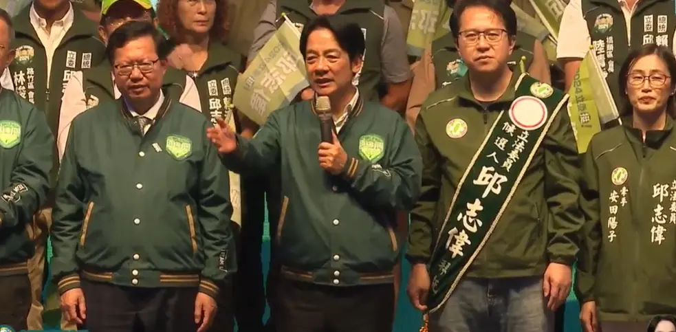 ▲民進黨總統參選人賴清德今（1）日晚間到高雄岡山與立委邱志偉參加聯合競選總部成立大會。（圖／翻攝自邱志偉臉書直播）