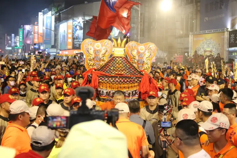 ▲大甲鎮瀾宮媽祖慈鳳宮百年首次「雙媽祈福遶境」，過境沿線湧入大批信徒。（圖／記者莊全成翻攝）