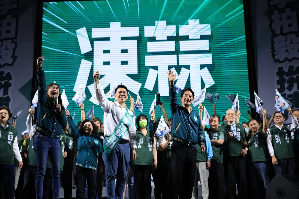 ▲賴清德今（1）日晚間至李柏毅競選總部成立大會站台，也拜託支持者，明年總統支持賴蕭配、立委支持李柏毅、政黨票支持民進黨。（圖／李柏毅競選辦公室提供）