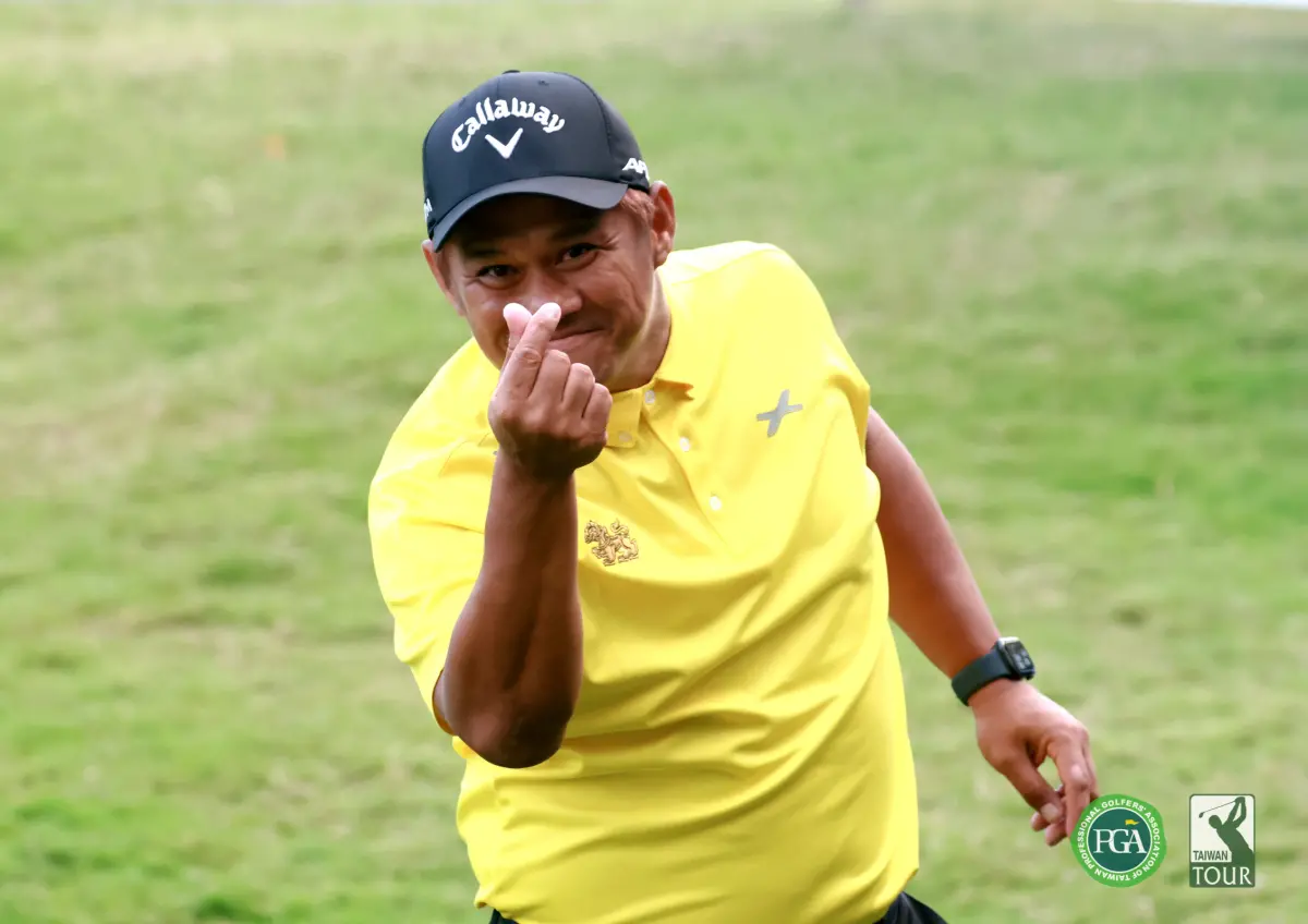 ▲第二回合泰國尼拉在第18洞獵鷹，高興地比出小愛心手勢，他今天打67桿兩天以(-10)暫並列第一。(圖／鍾豐榮攝影)