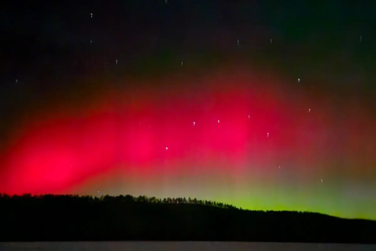 ▲絕美極光昨（1）日罕見出現在中國，包含首都北京在內也看得到，接下來的3天，日本北海道也能看得到極光。（圖／翻攝自央視微博）