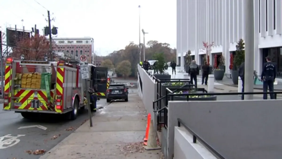 ▲以色列與哈馬斯再燃戰火之際，美國喬治亞州的以色列領事館外，也出現激進抗議者自焚的事件。（圖／翻攝自abc News）