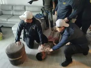 泰國警方接獲報案　台灣男子持槍威脅他人吸毒被捕
