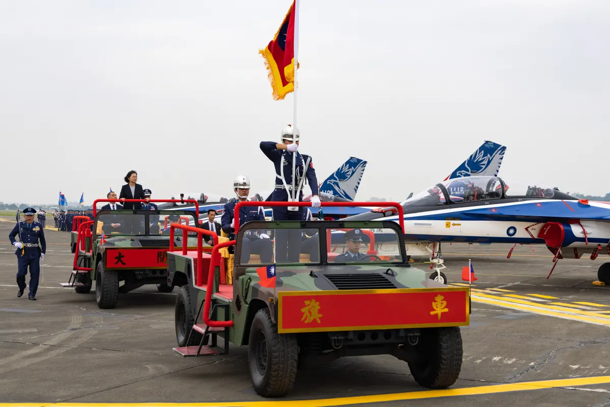 ▲蔡英文總統前往高雄空軍岡山基地主持「空軍飛行訓練指揮部編成典禮」。(圖／軍聞社提供)
