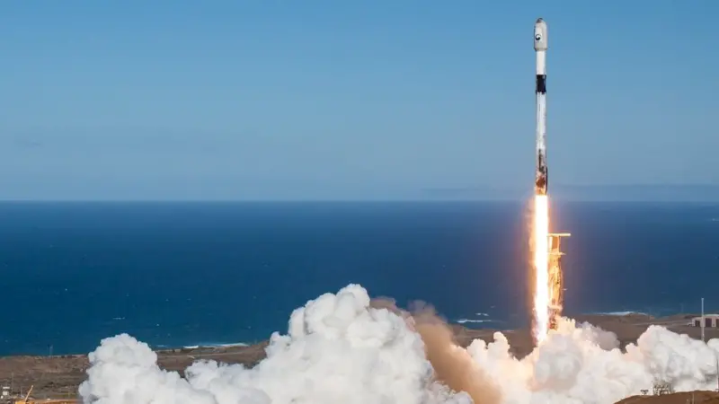 ▲美國太空探索科技公司（SpaceX）獵鷹9號（Falcon 9）火箭1日在加州范登堡太空基地升空，將南韓首顆偵察衛星送入軌道。（圖／翻攝自SpaceX.com）