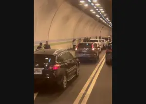 國道3號中寮隧道車禍事故！多台自小客車「連環撞」、4人受傷送醫
