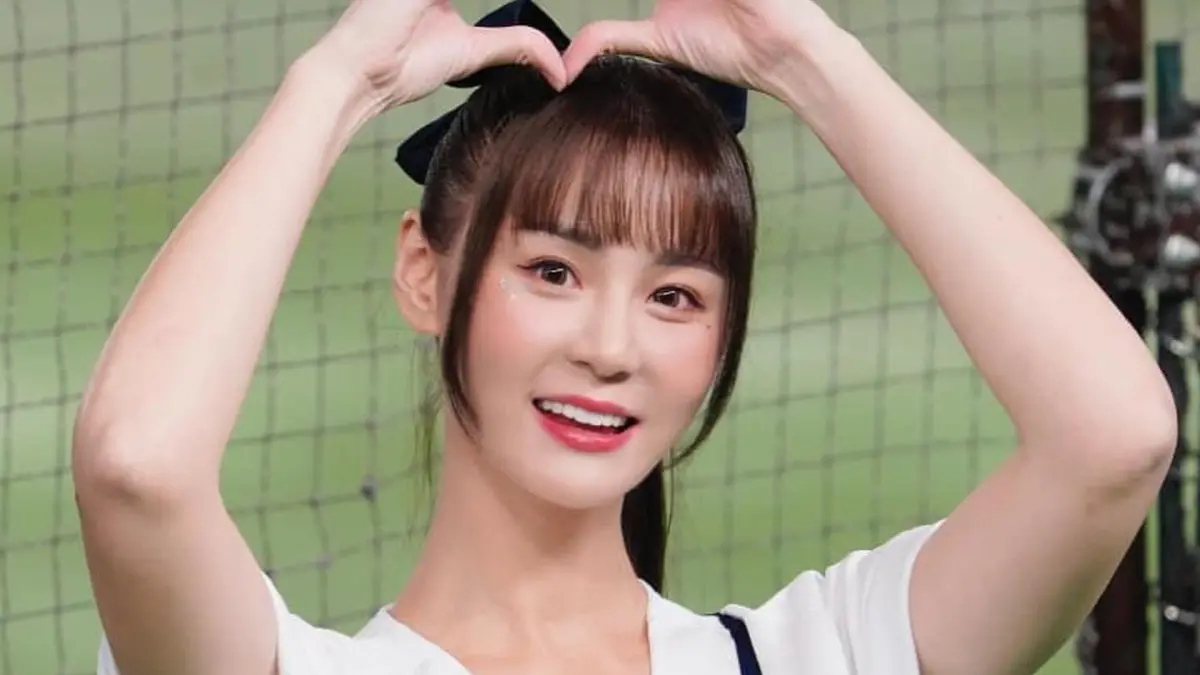 ▲短今牌技太爛出狠招，外套一拉只穿紅色內衣。（圖／翻攝自短今臉書）