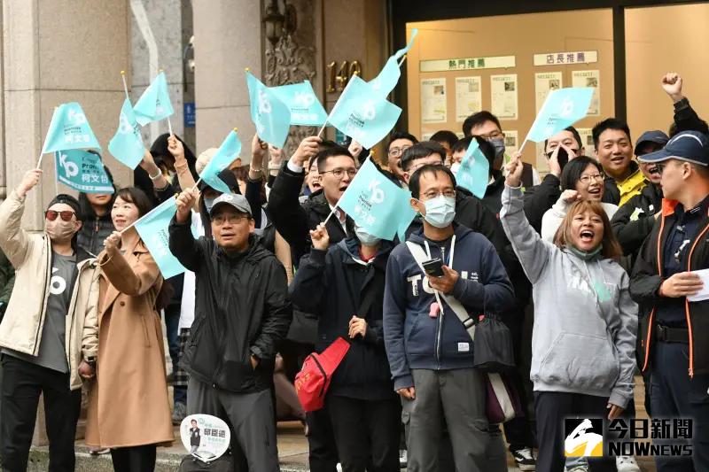 ▲民眾黨總統參選人柯文哲到中和幫立委參選人邱臣遠站台，大批柯粉在路邊揮旗加油。（圖／記者林調遜攝，）