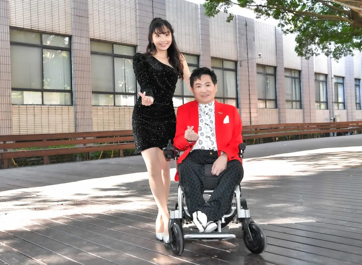 ▲蔡義德（右）現身「黃金歲月」演唱會，帶著女兒蔡多多一起表演。（圖／萬星傳播提供）