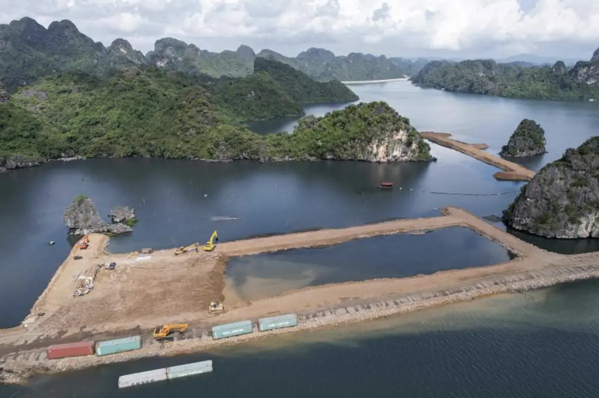 ▲下龍灣周遭近年快速發展，有些開發嚴重破壞生態。（圖／翻攝自The Straits  Times）