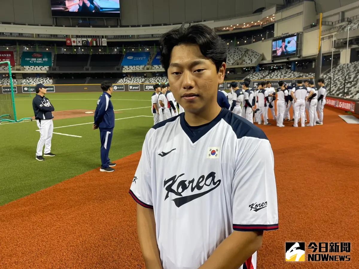 ▲大巨蛋開幕賽中韓大戰明開打！韓國推出152公里火球男申憲民。（圖／吳政紘攝）