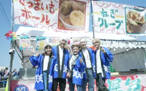 ▲《我們這一攤》前往日本祭典擺攤賣台灣小吃，用食物做交流。（圖／華視、三立）