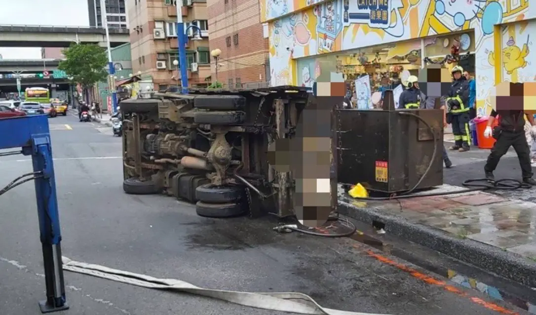 ▲貨車轉彎時疑因車身重心不穩而翻覆，柴油因此漏了一地。（圖／翻攝畫面）