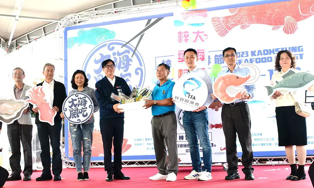 ▲高雄市政府海洋局舉辦梓官蚵仔寮漁港大海開吃活動，由市長陳其邁(左4)揭開序幕與民同樂。(圖／高雄市政府海洋局提供)